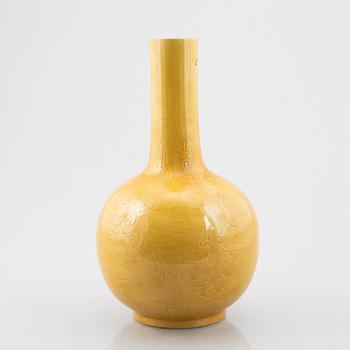 A porcelain vase, China, 20th century.