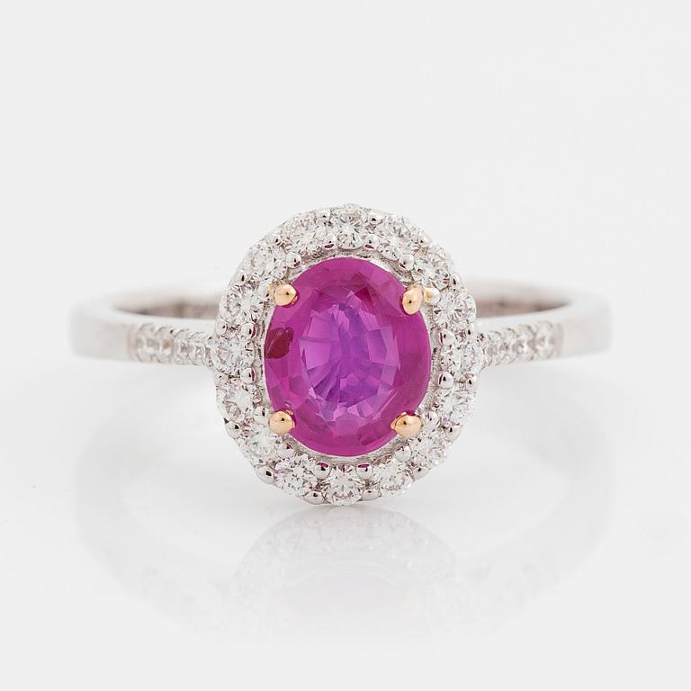 Ring 18K vitguld med en fasettslipad safir och runda briljantslipade diamanter.