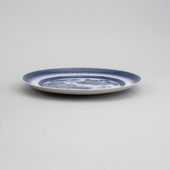 A group of 30 blue and white plates, Qing dynasty, 19th century.