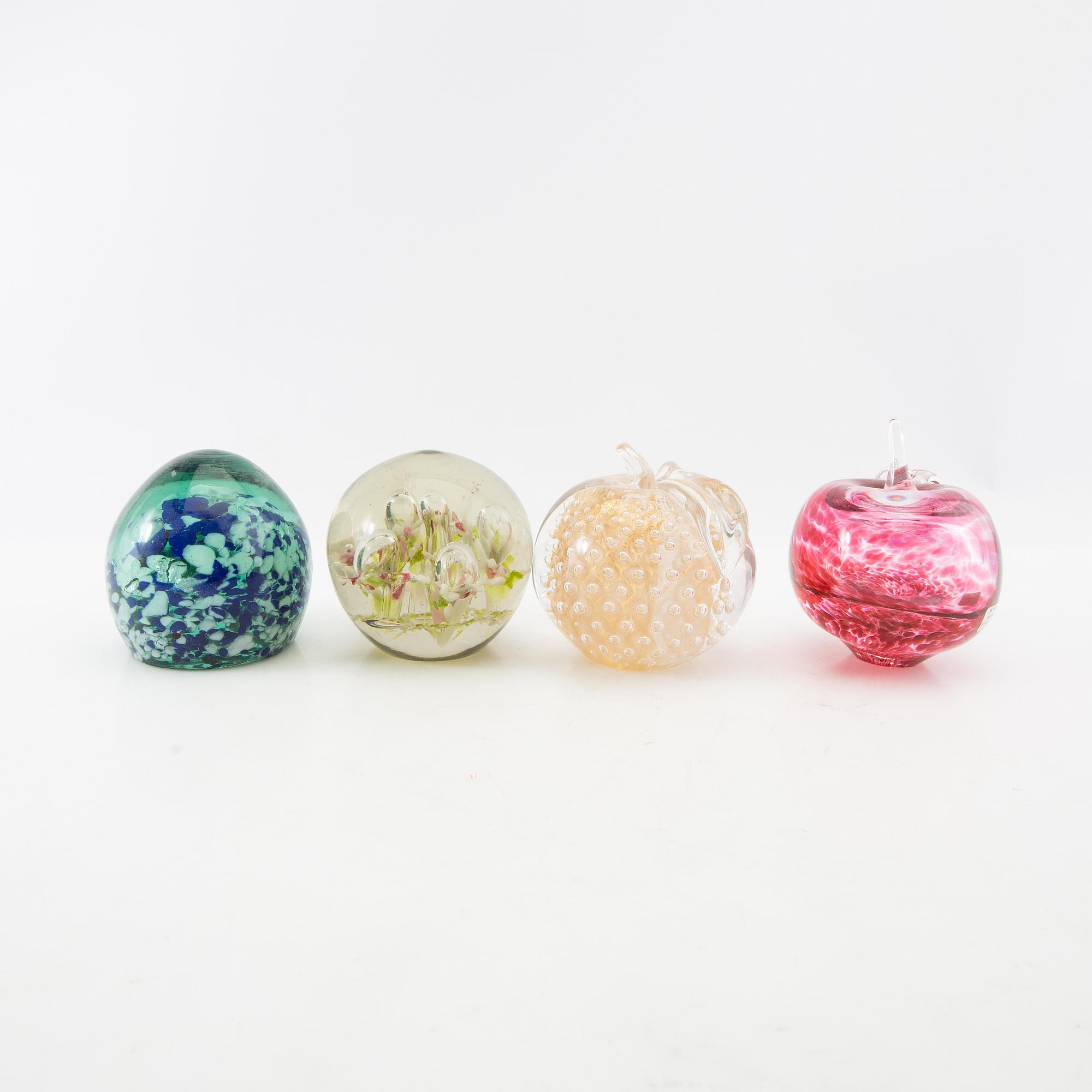 Letter weights/decorative fruits and perfume bottle 18 pcs glass 20th century.