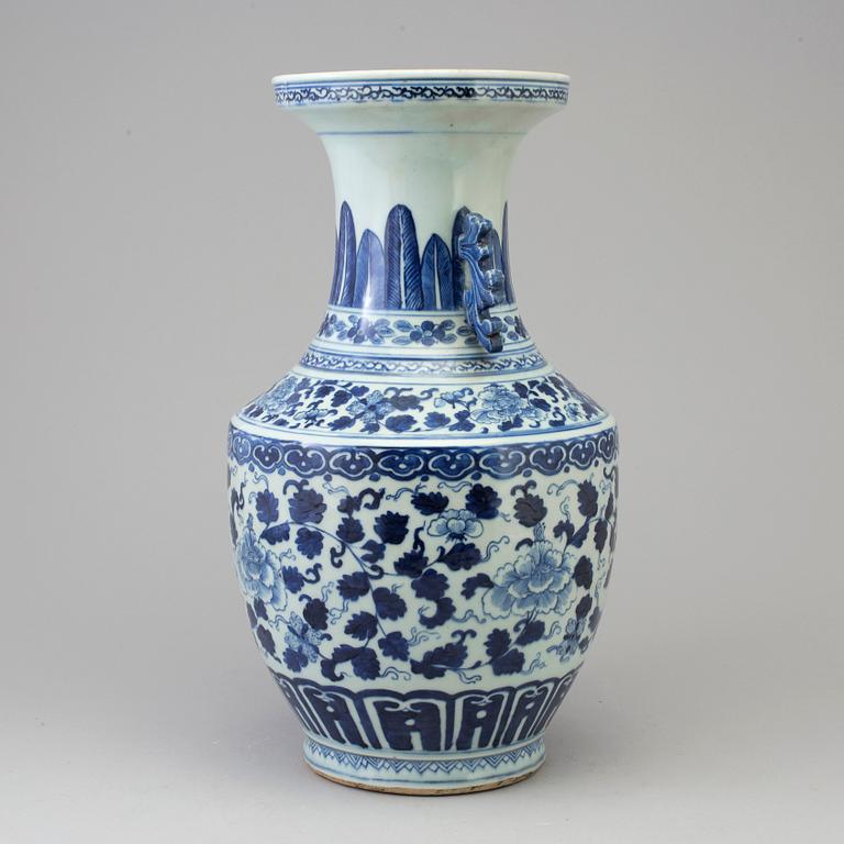A large blue and white porcelain vase, Qing dynasty, late 18th/early 19th century.