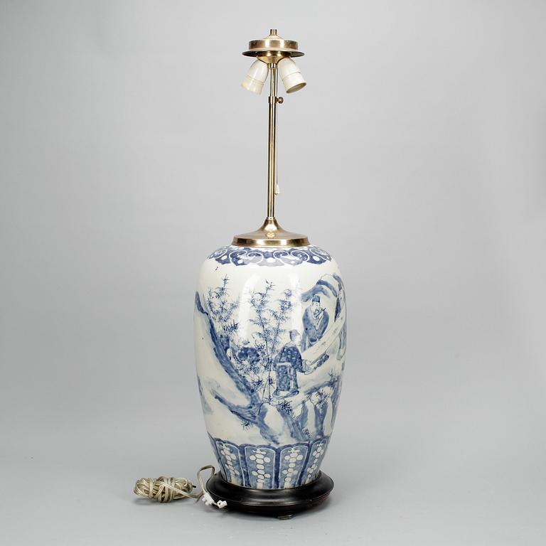 BORDSLAMPA, porslin, Kina, 1900-talets andra hälft.