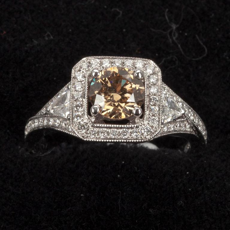 RING, 18K vitguld och diamanter. Champagnebrun mittsten 0.85 ct. Vikt ca 6,0 g. Europa 2000-tal.
