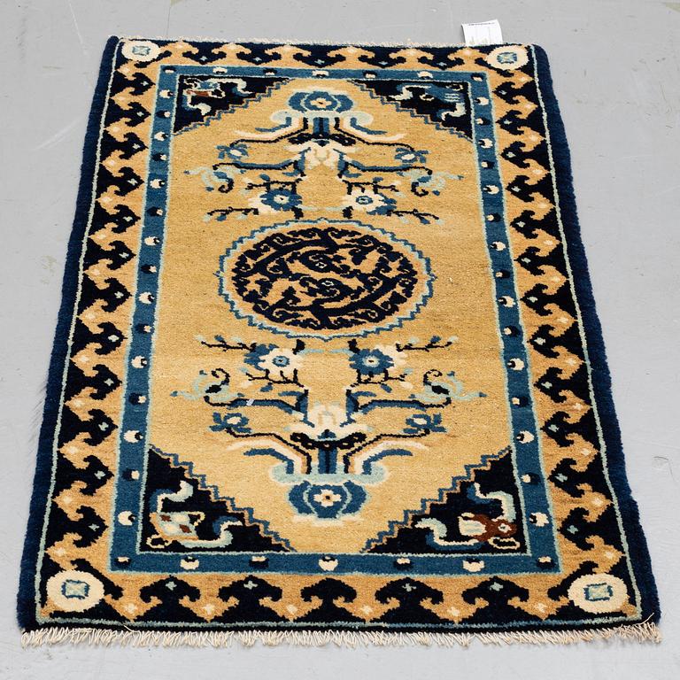 A SEMI-ANTIQUE CHINESE RUG, ca 103 x 60.