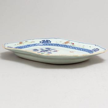 A famille rose and blue and white serving dish, Qing dynasty, Qianlong (1736-95).