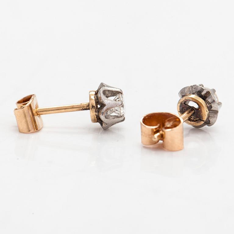 Korvakorut, 14K kultaa ja timantteja, yht. noin 0.46 ct. Suomalaiset leimat.