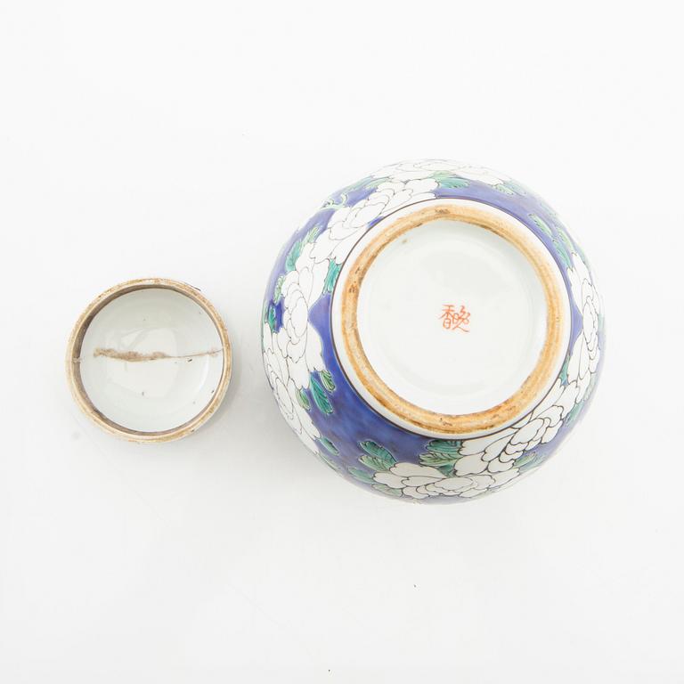 Vases 2 pcs urn and bowl Japan 20th century porcelain.