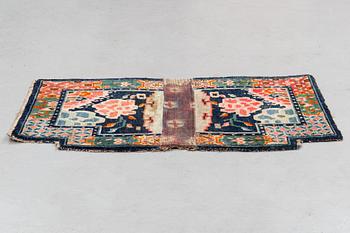 Sadeltäcket, semiantik Tibet, ca 124,5 x 63 cm.