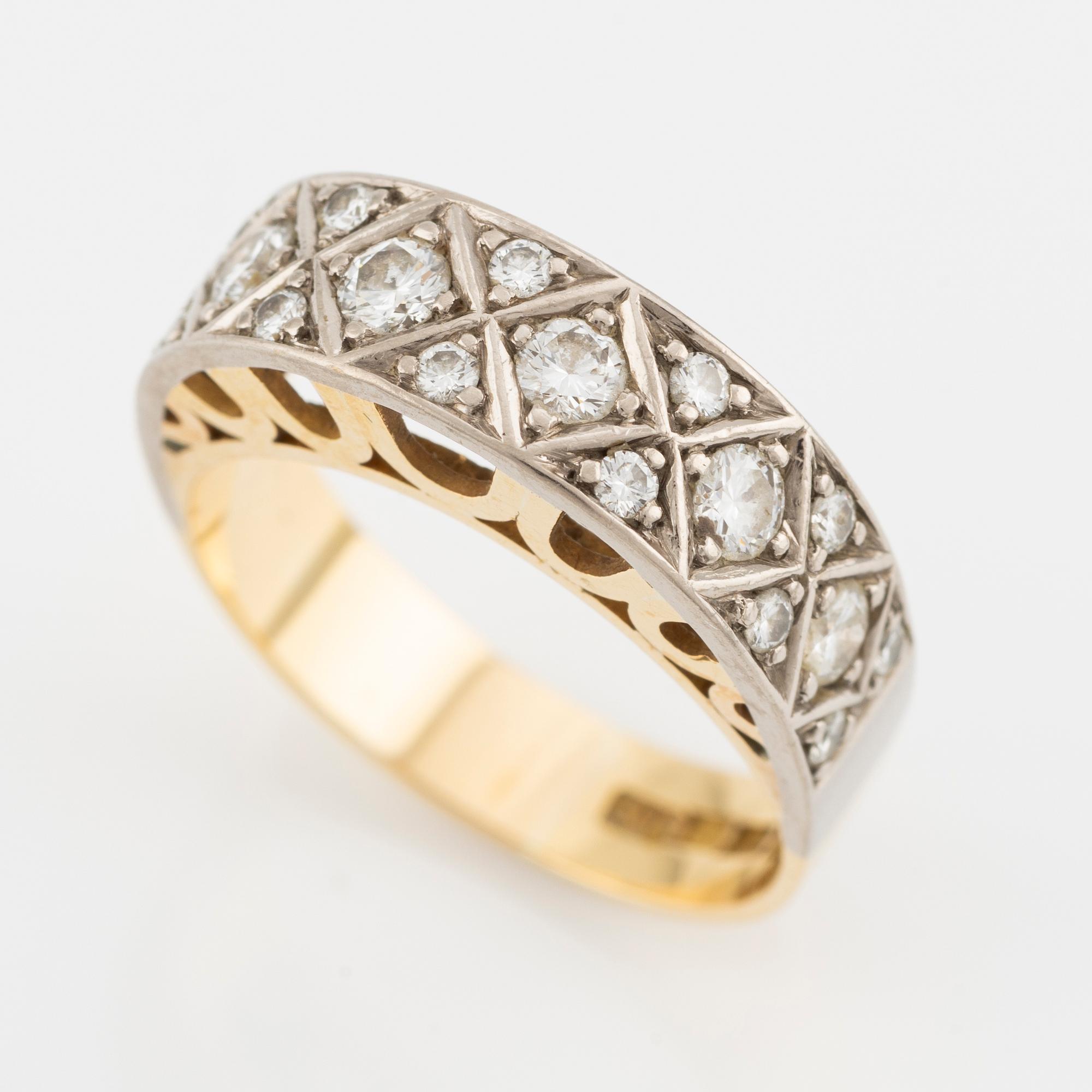 Ring 18K guld och briljantslipade diamanter.