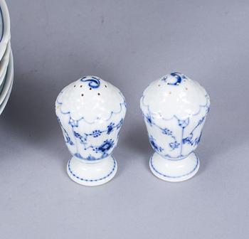 MATSERVISDELAR, 26, porslin, "Musselmalet" på blåmalat, Bing & Gröndahl, Danmark. 1900-tal.