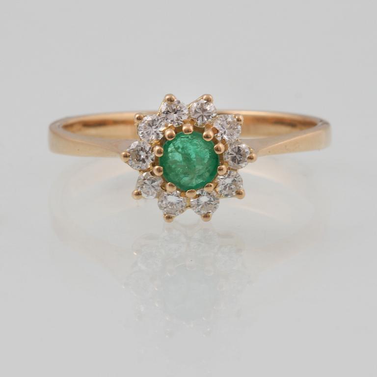 RING, 18K guld med fasettslipad smaragd samt 10 briljantslipade diamanter ca 0.10 ct,  importstämplad. Vikt 2,4 gram.