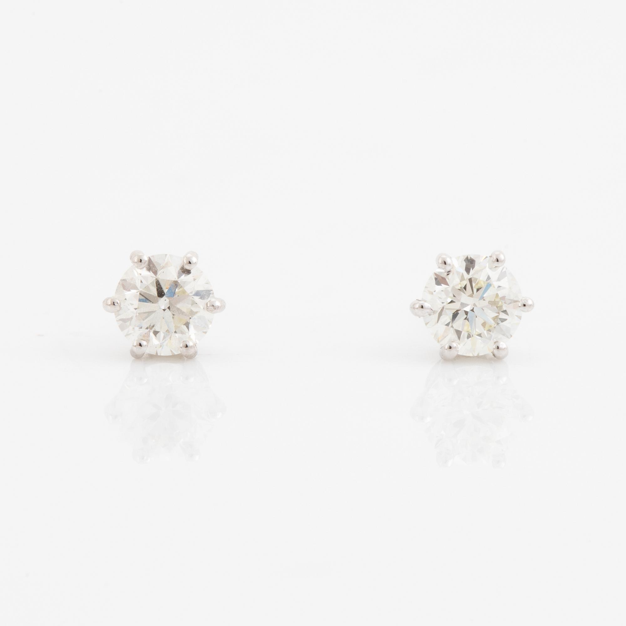 Brilliant cut diamond stud earrings, with GIA dossier.