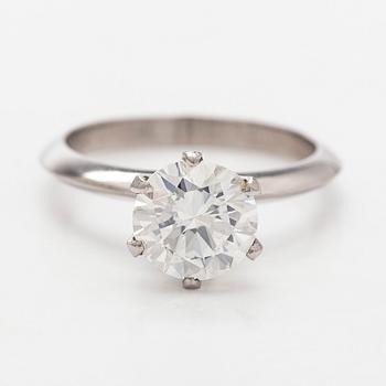 Sormus, platinaa ja briljanttihiottu timantti.