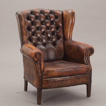 ÖRONLAPPSFÅTÖLJ, engelsk stil, 1900-talets andra hälft.