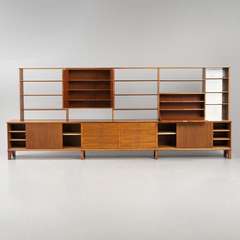 Josef Frank, sideboard med skåp, hyllor, skrivklaff och lådor, Firma Svenskt Tenn, specialbeställning 1940-50-tal.