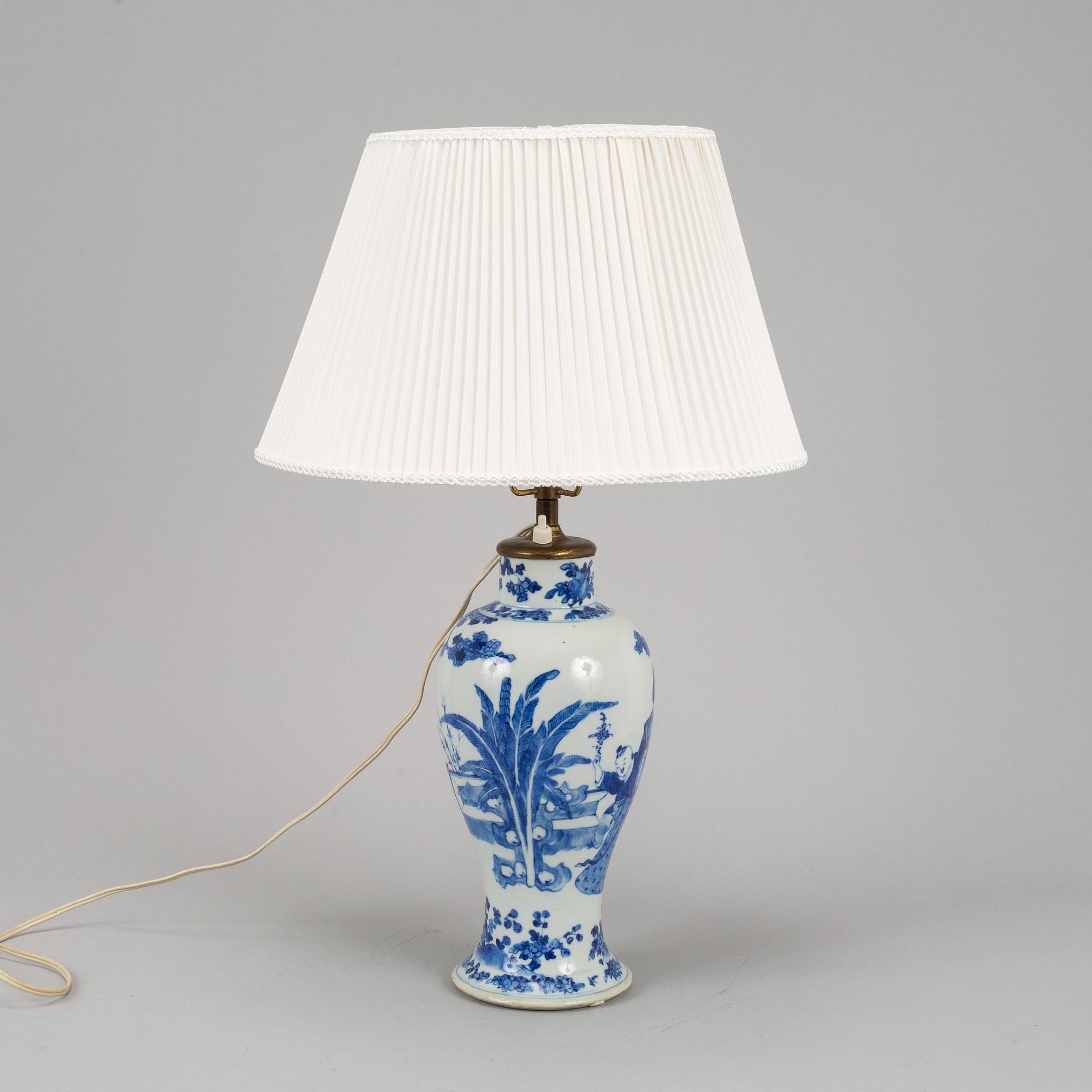 A blue and white figural vase turned into a table lamp, Qing dynasty, Guangxu (1872-1908).