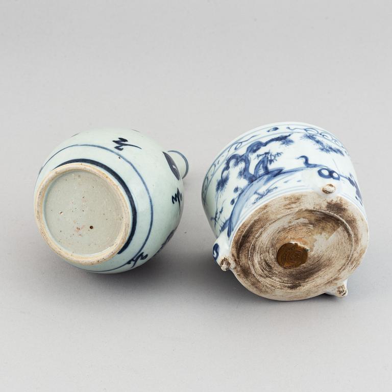 A blue and white censer, vase and two dinner plates, China, 18th/20th Century.