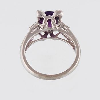 RING, 14K guld med checkerslipad ametist samt 6 briljantslipade diamanter. Vikt 4,9 gram.