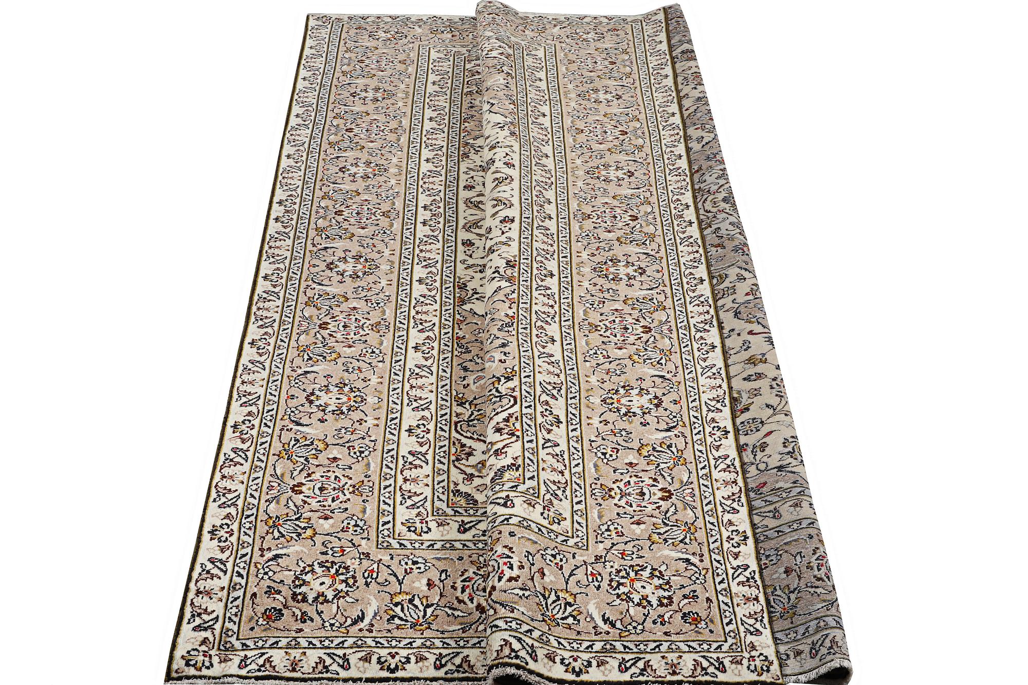 A carpet, Kashan, ca 341 x 240 cm.