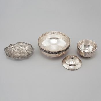 A bowl, a grate bowl and a bowl with lid in silver, first half of the 20th cenutry. Weight 600 g exkl inner glass bowl.