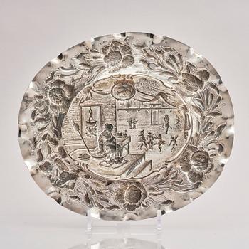 Presenterfat, silver, barockstil, fantasistämplar, möjligen Hanau, omkring år 1900.