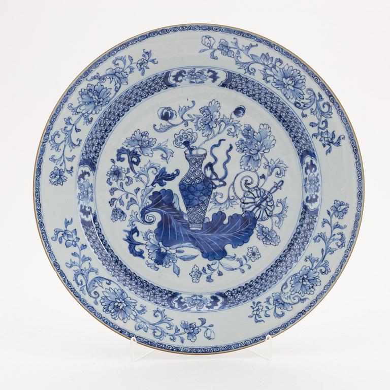 A blue and white serving dish, Qing dynasty, Qianlong (1736-95).