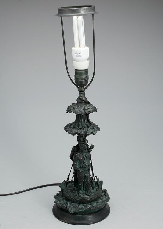 BORDSLAMPA, patinerad vitmetall, nyrenässans, 1800-talets slut.