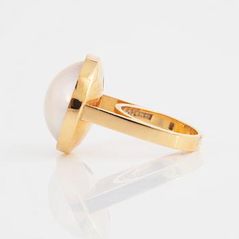 18K gold and mabe pearl ring.