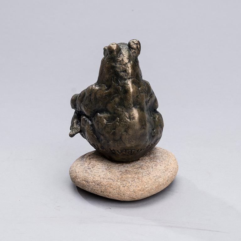 REIJO HUTTU, gjuten bronspulverharts, signerad och daterad -02 i godset.