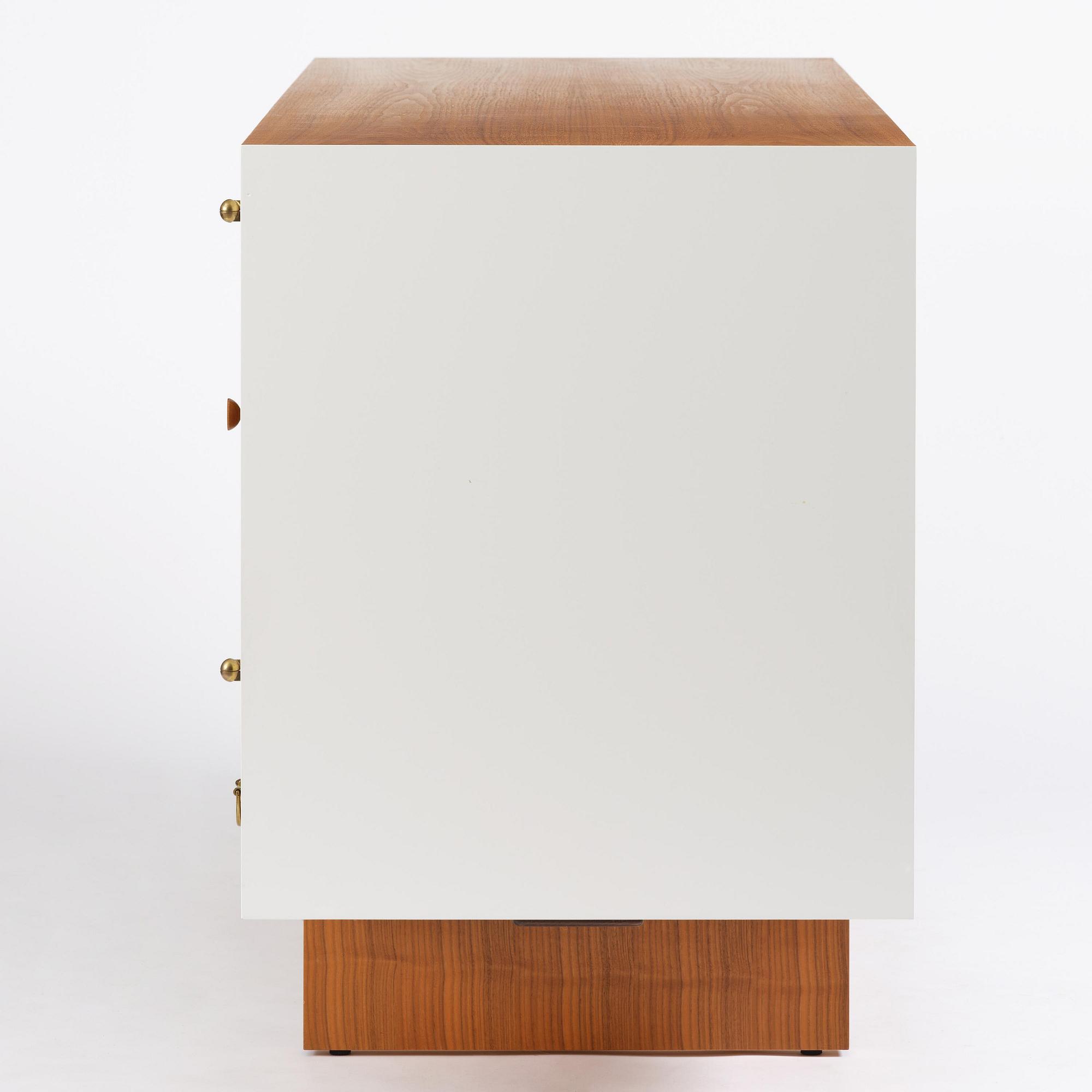 Josef Frank, sideboard, modell 2137, Firma Svenskt Tenn, samtida produktion.