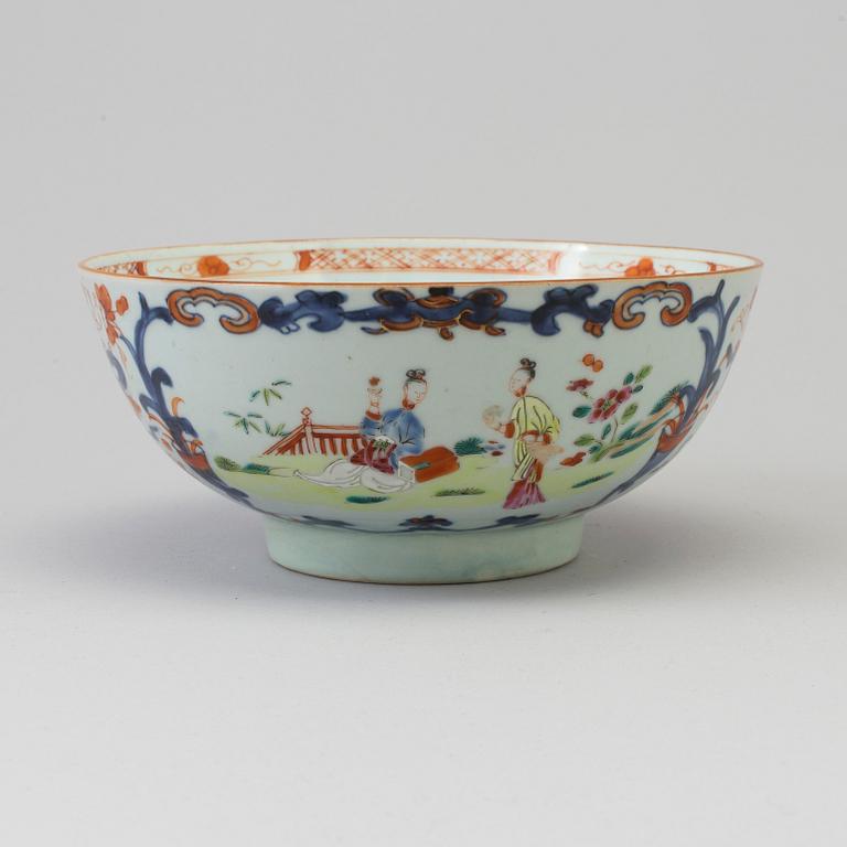 A famille rose and imari 'mandarin' figural export porcelain bowl, Qing dynasty, Qianlong (1736-95).