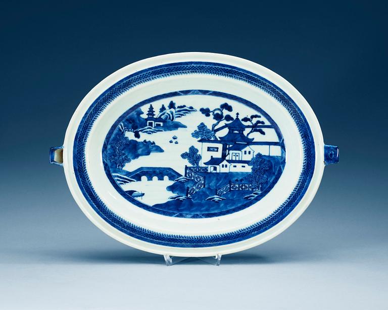 A blue and white hot-water charger. Qing dynasty, Jiaqing (1796-1820).