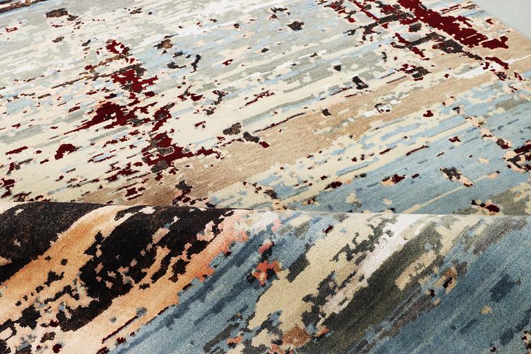 An oriental carpet with modern design, ca. 377 x 277 cm.