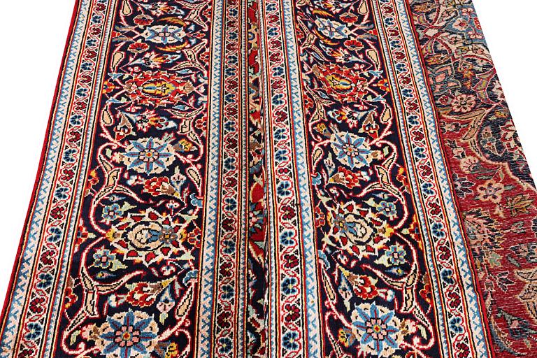 A Kashan carpet, c. 315 x 208 cm.