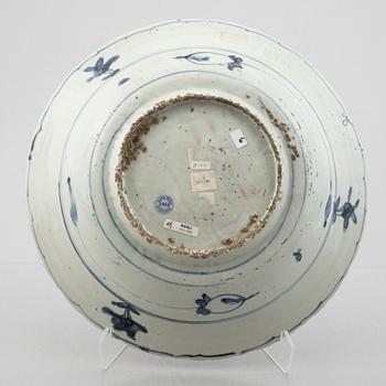 Skålfat, porslin, Swatow, Mingdynastin,  Wanli (1572-1620).