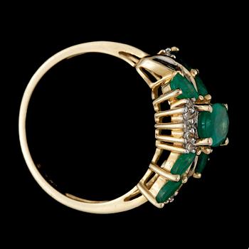 RING, 14k guld med 7 smaragder och bl.a. små briljantslipade diamanter. Vikt ca 3,8 gram.