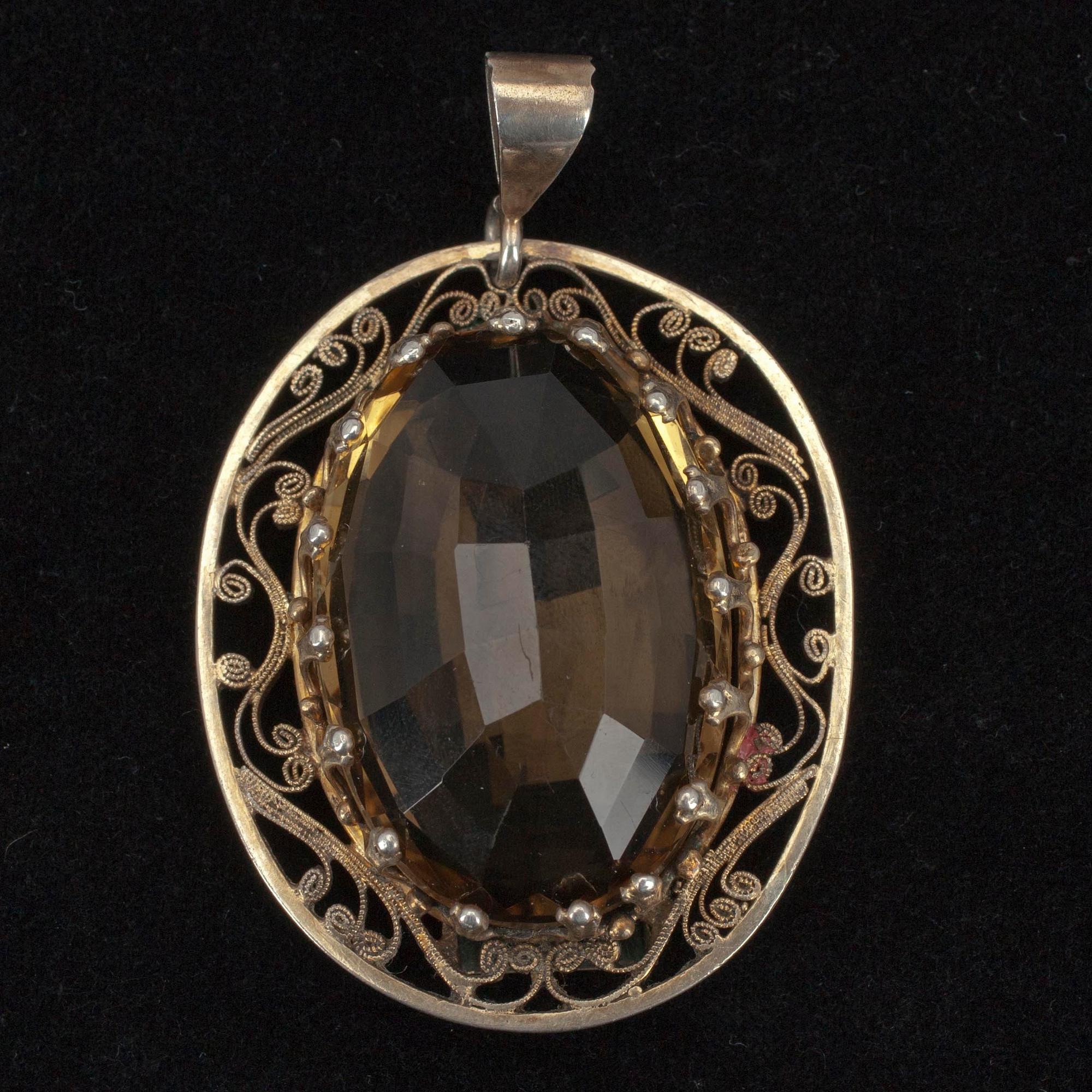 HÄNGSMYCKE, försilvrat guld, rökkvarts, Sverige 1899.