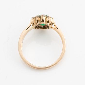 Carmoséring 18K guld med en smaragd och runda briljantslipade diamanter.