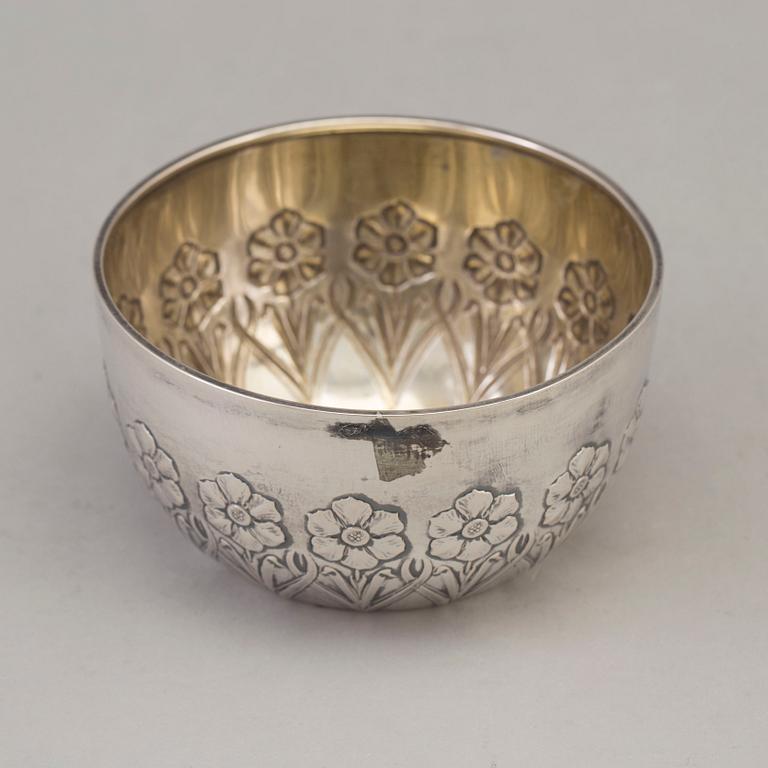 A Swedish Art Nouveau parcel-gilt bowl decorated with flowers, maker's mark Johan Fredrik Tynelius, Helsingborg, 1903.