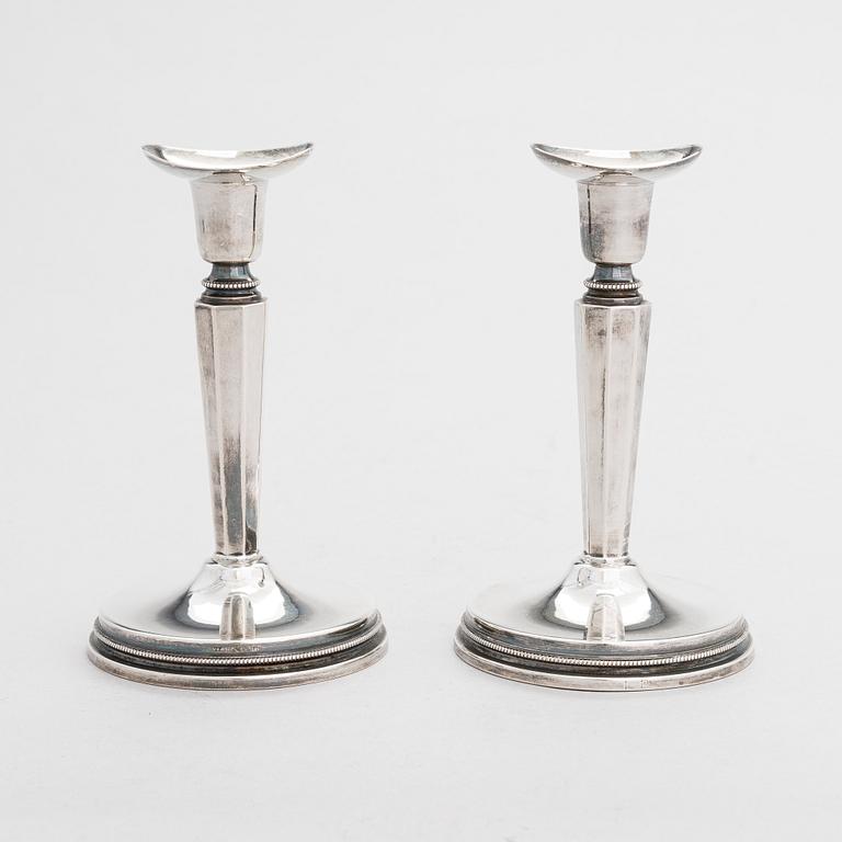 Skål, silver, och ljusstakar, ett par, silver, Sverige 1985 resp. 1959.