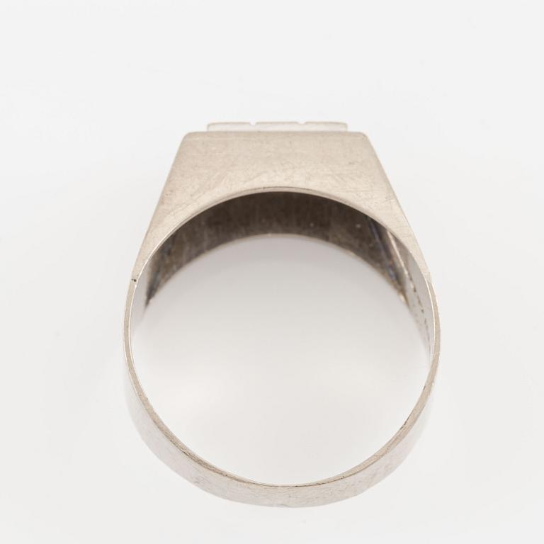 Ring, 18K vitguld med åttkantslipade diamanter.