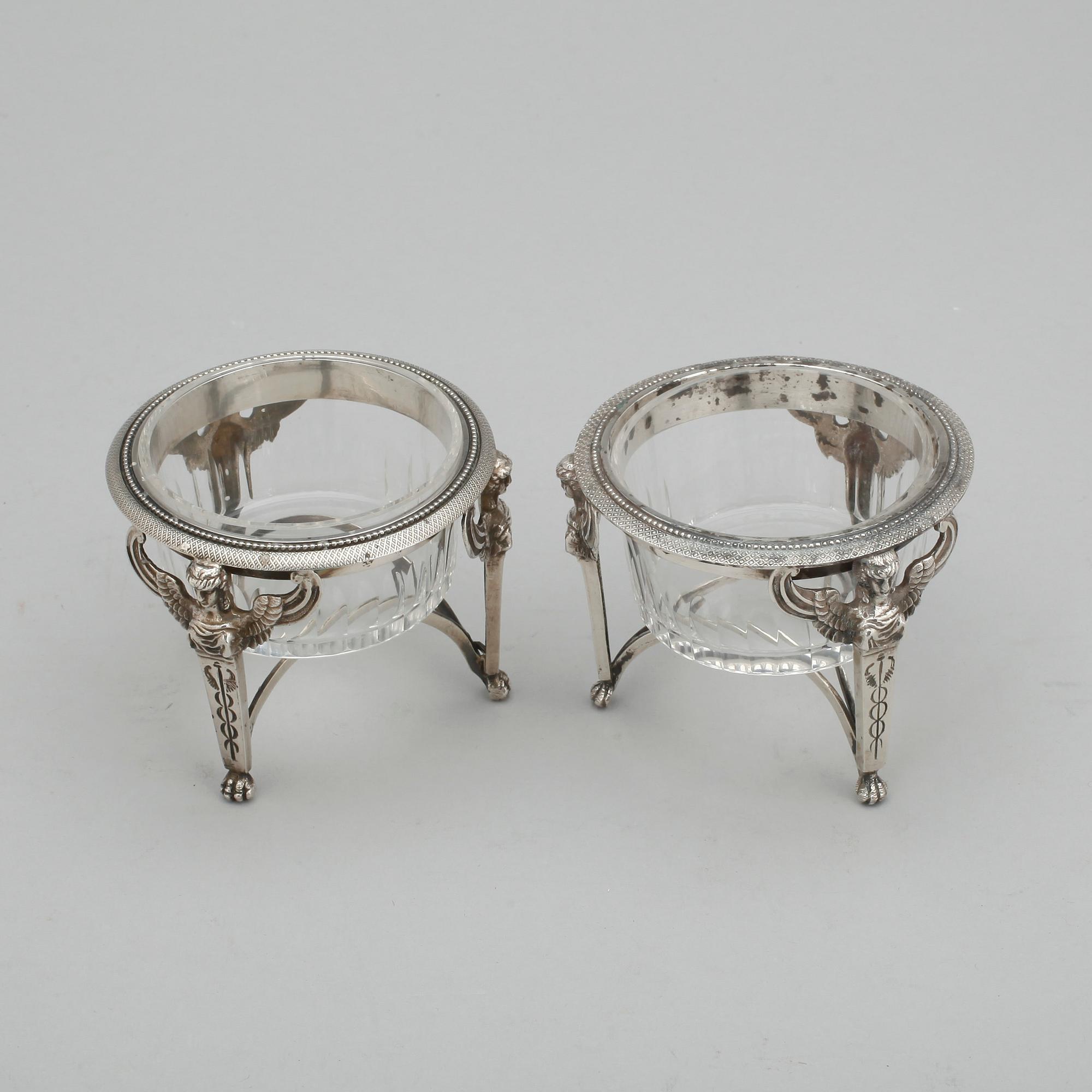 SALTKAR, ett par mycket snarlika, silver, empire, Paris 1800-talets första hälft. Silvervikt tot ca 177 gram.