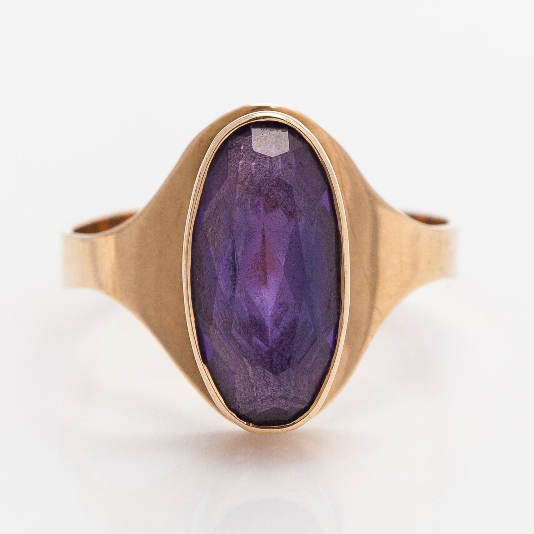 A 14K gold ring with amethyst, Helsinki 1965.