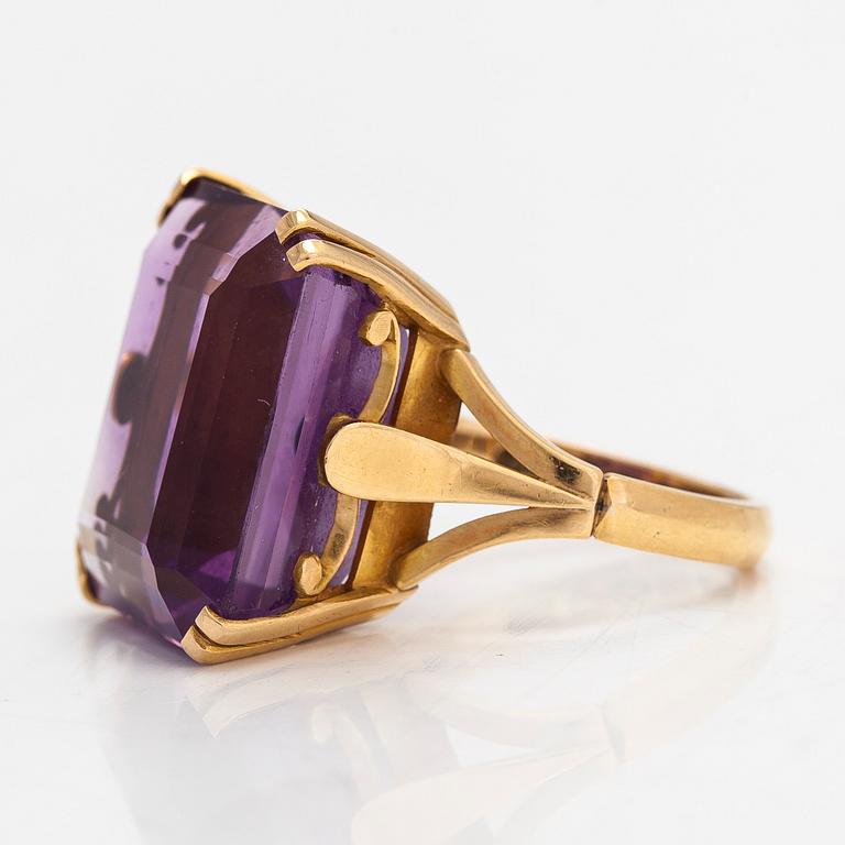 Ring, 18K guld med ametist. Boris Sarvala, Helsingfors, 1960.