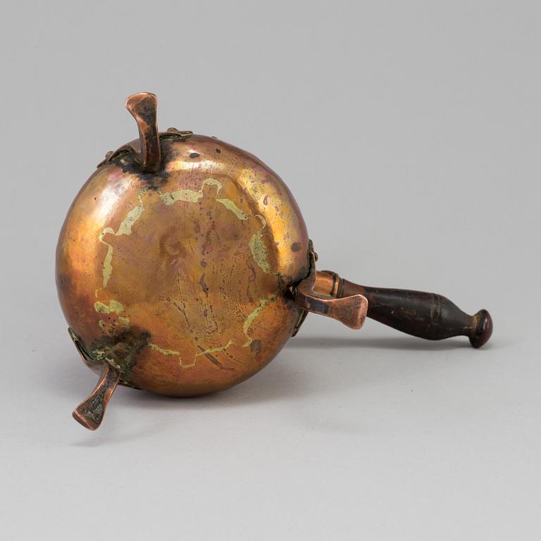 AN 18TH CENTURY COPPER CHOCOLATE POT.