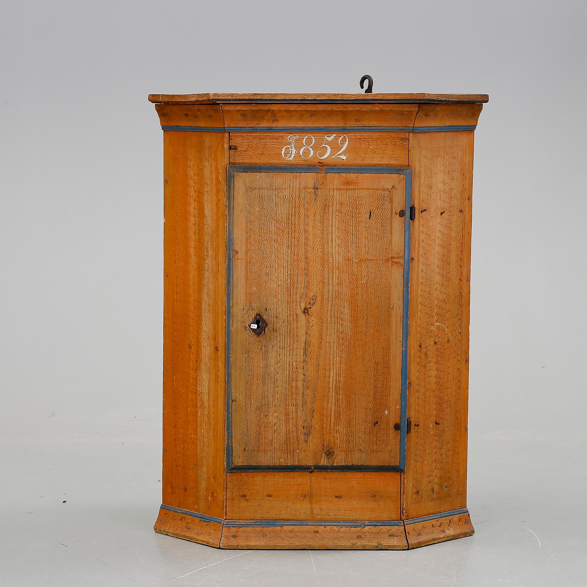 HÖRNSKÅP, allmoge, bär datering 1852.