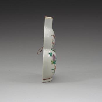 VÄGGVAS, porslin. Sen Qingdynasti, 1800-tal.