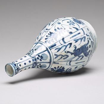 A blue and white kraak bottle vase, Ming dynasty, Wanli (1572-1620).