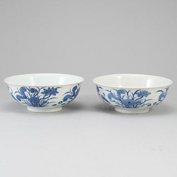 A pair of Chinese porcelaine bowls, 20th ct.