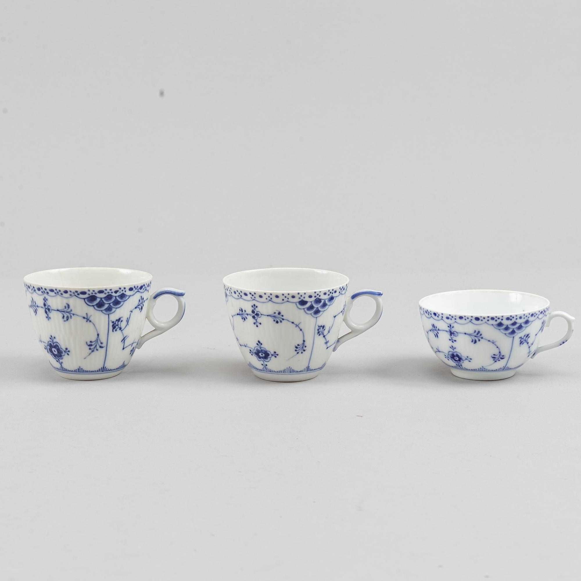 Royal Copenhagen, mat- samt kaffeservis, 85 delar, porslin. "Musselmalet", Danmark, 1900-tal.